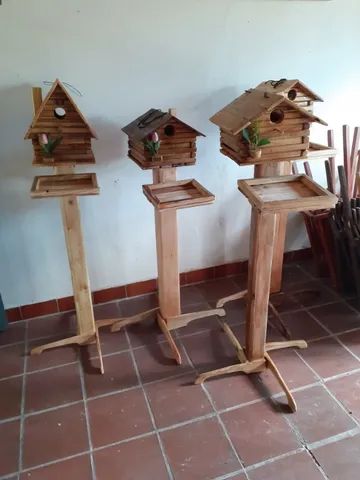 casinhas de passarinho com comedouro e pedestal