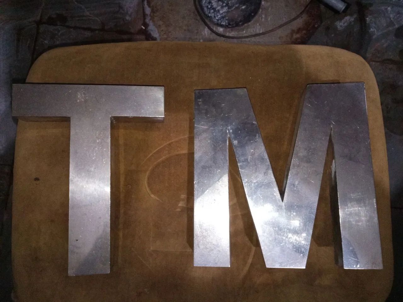 Letras TM em inox 