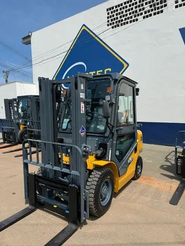 Locação de empilhadeira cabinada 2,5 toneladas/diesel 