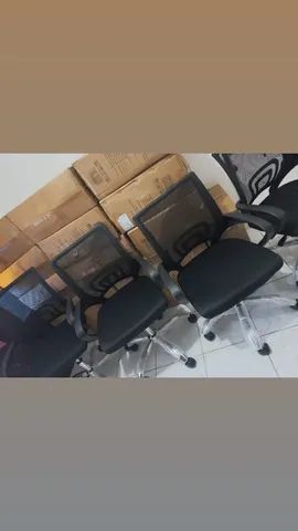 Cadeira de escritório giratoria preta  - Foto 2