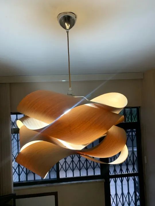 Lustre Moderno de Madeira em Formato de Ondas