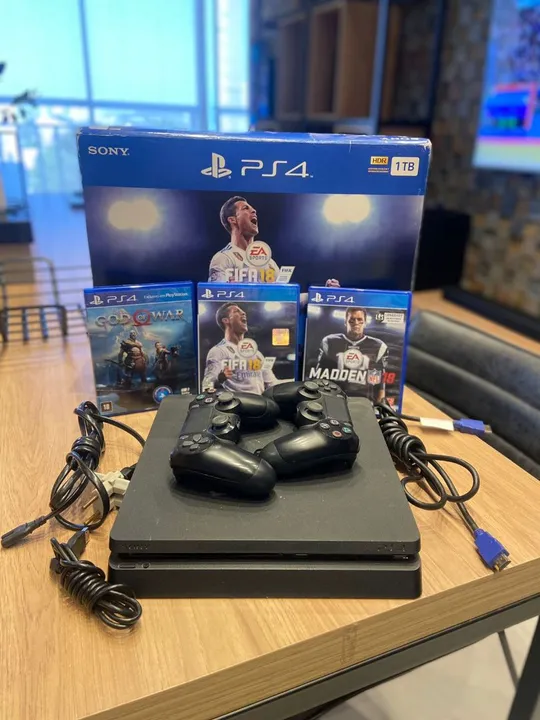 Ps4 slim 1 tera semi novo pouco tempo de uso