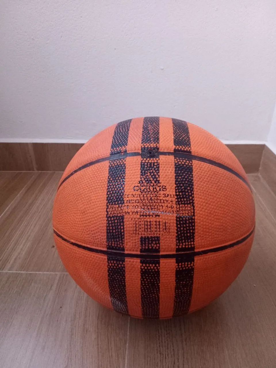 Bola de Basquete Adidas - Foto 2