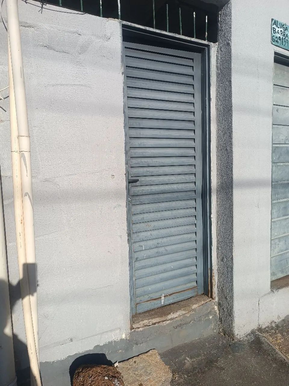 Aluga. 2. Combinado.... não tem garagem. 800 .. livre de água e energia 