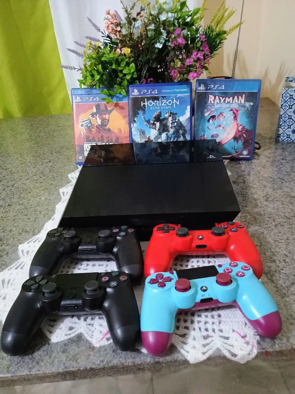 PlayStation 4 500gigas com 4 Controles e Jogos