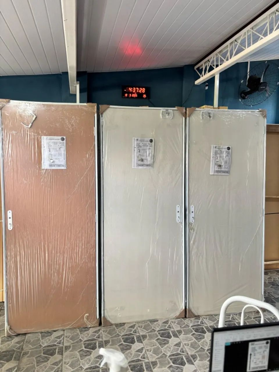 PORTA LISA COM BATENTE DE ALUMÍNIO - DIRETO DE FÁBRICA - A PARTIR DE R$ 355,00