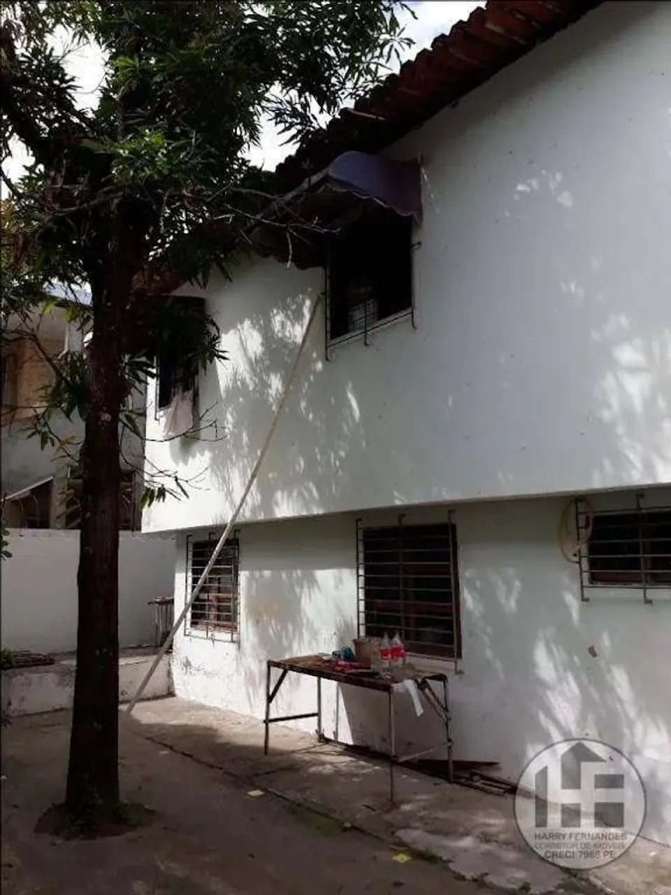 Casa de dois pavimentos, 360m, com 4 quartos, localizada em Campo Grande, Recife - Pernamb