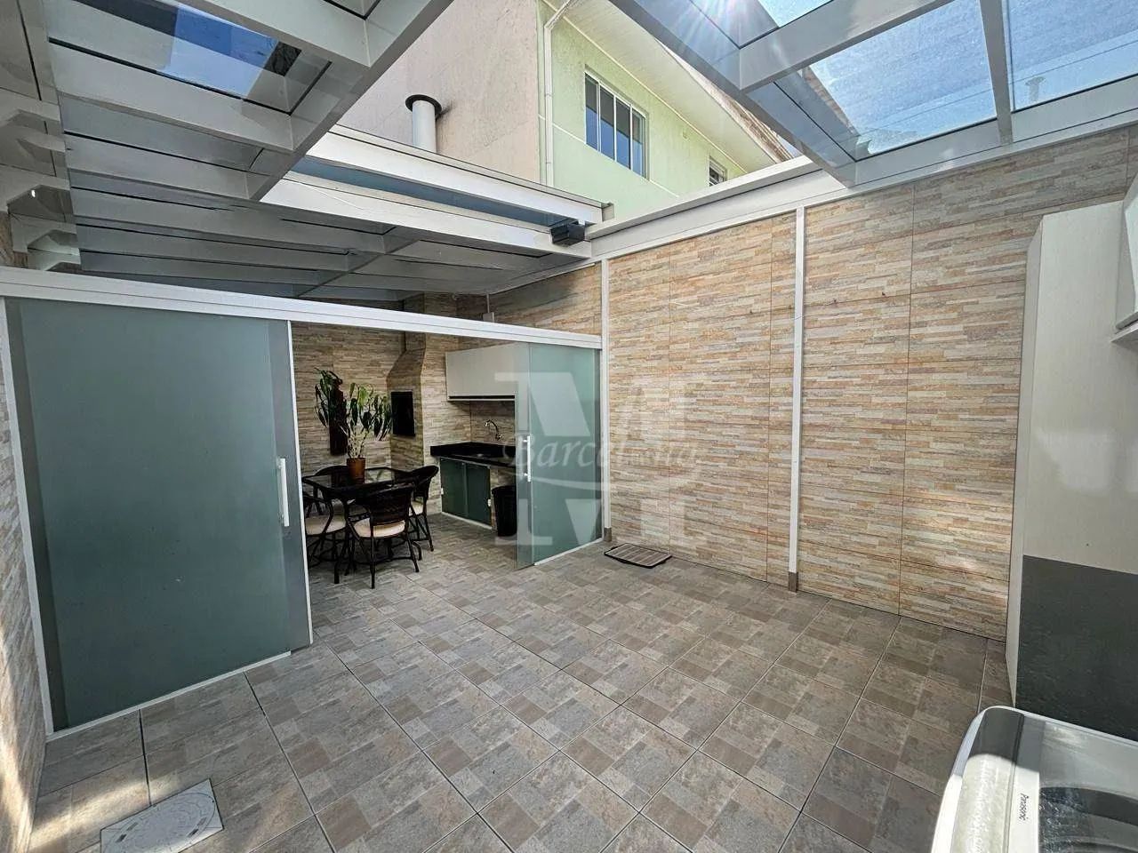 MARAVILHOSA CASA ALTO PADRÃO COM 210M2. ESQUINA C/ JOÃO DOETZER, SEMI-MOBILIADA. ESTUDA PE - Foto 3