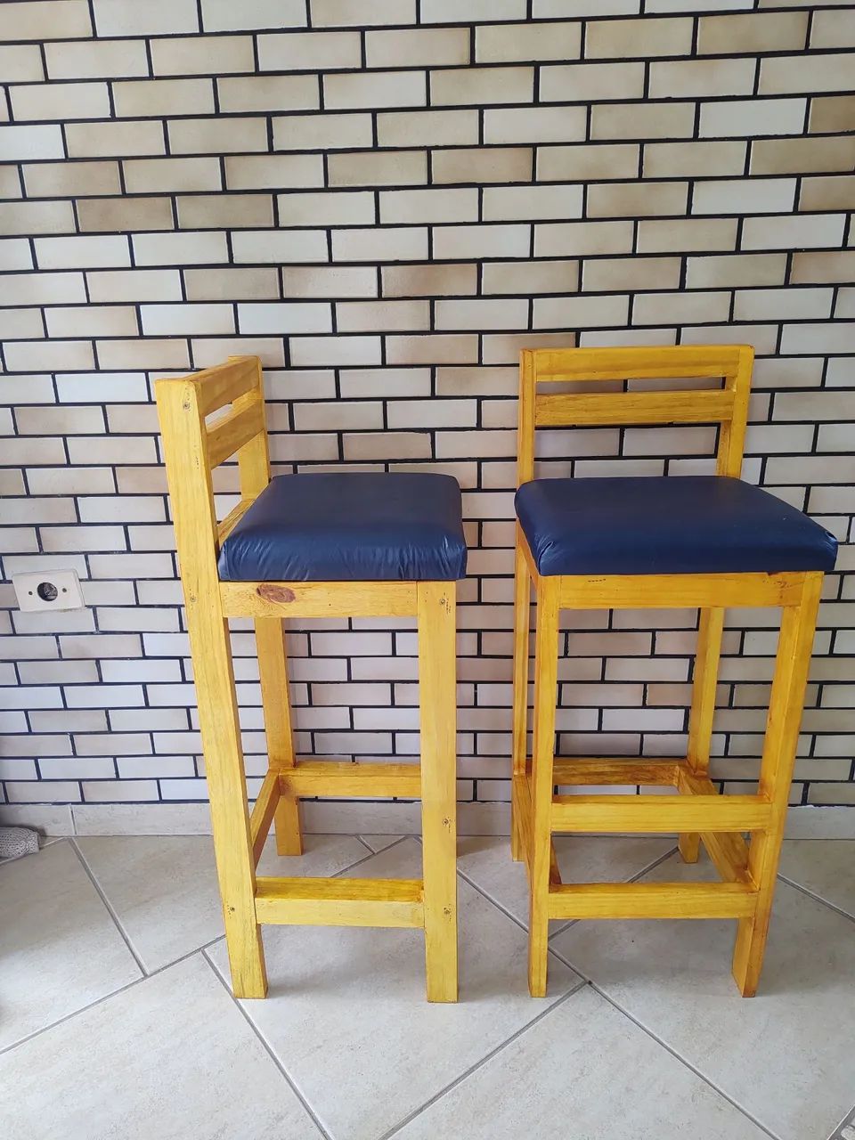 Banquetas altas com assento estofado e com opções de cores no courino  - Foto 4