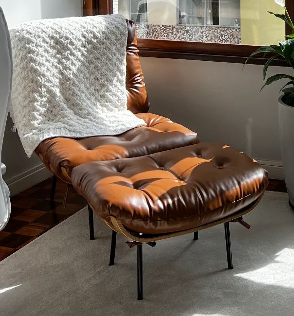 Poltrona e Puff Costela em Couro Sintético - Clássico do Design Brasileiro - Foto 6