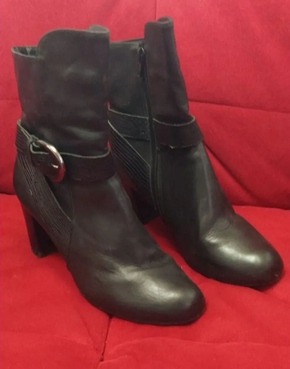 Botas de couro pretas com fivela