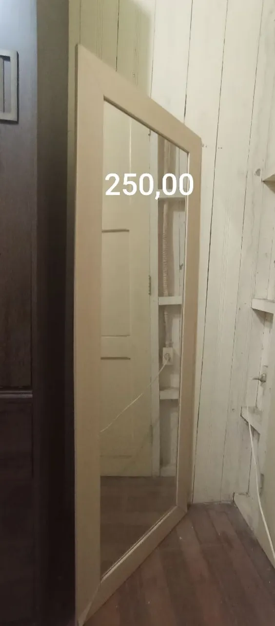Espelho grande com moldura clara