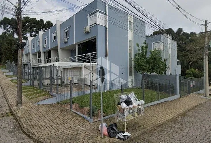 Casa sobrado triplex semimobiliado de 2 dormitórios com 96m2 em Ana Recha, Caxias do Sul