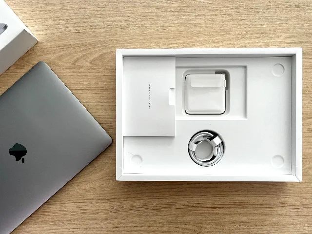 MacBook Pro - 13,3 Apple M2 chip - 8GB Memoria - 256GB SSD - 2022