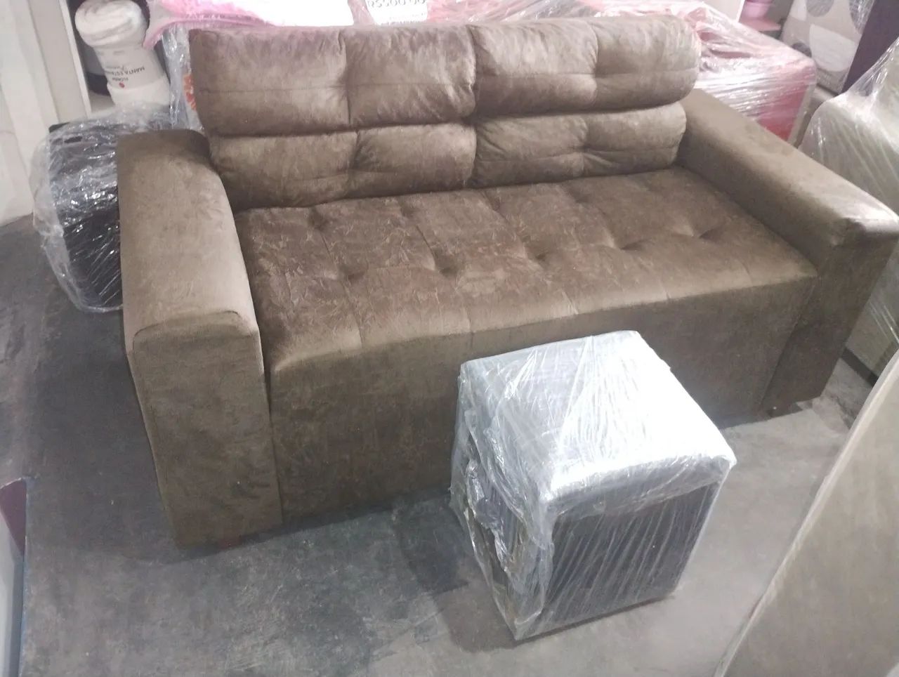 SOFÁ 2 LUGARES MARROM SUEDE NOVOS - ENTREGA GRÁTIS  - Foto 2