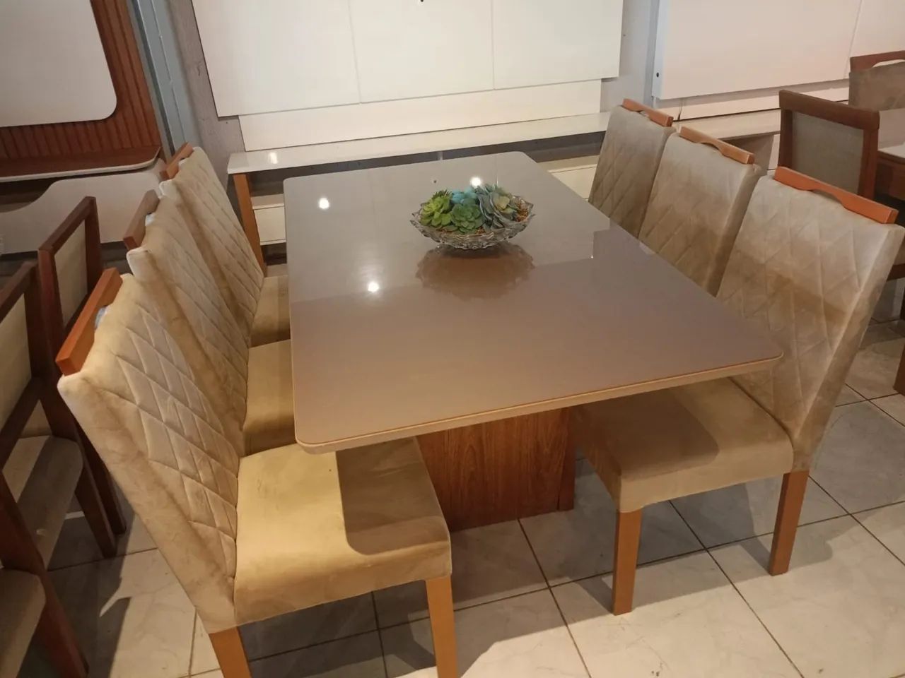 Mesa de Jantar Elegante com Cadeiras Estofadas - Foto 3