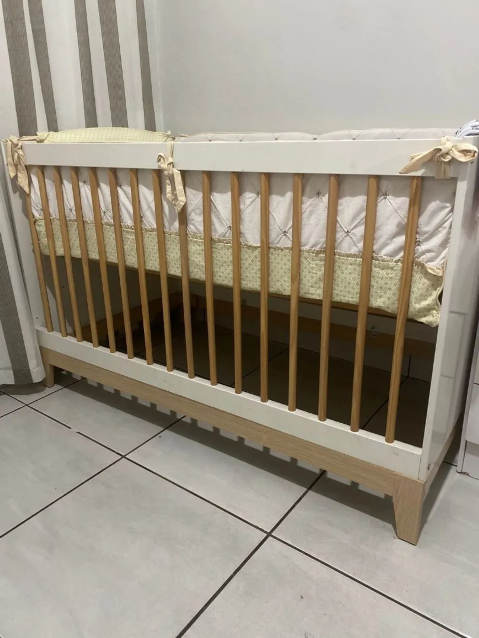 Berço Infantil Amadeirado e Branco