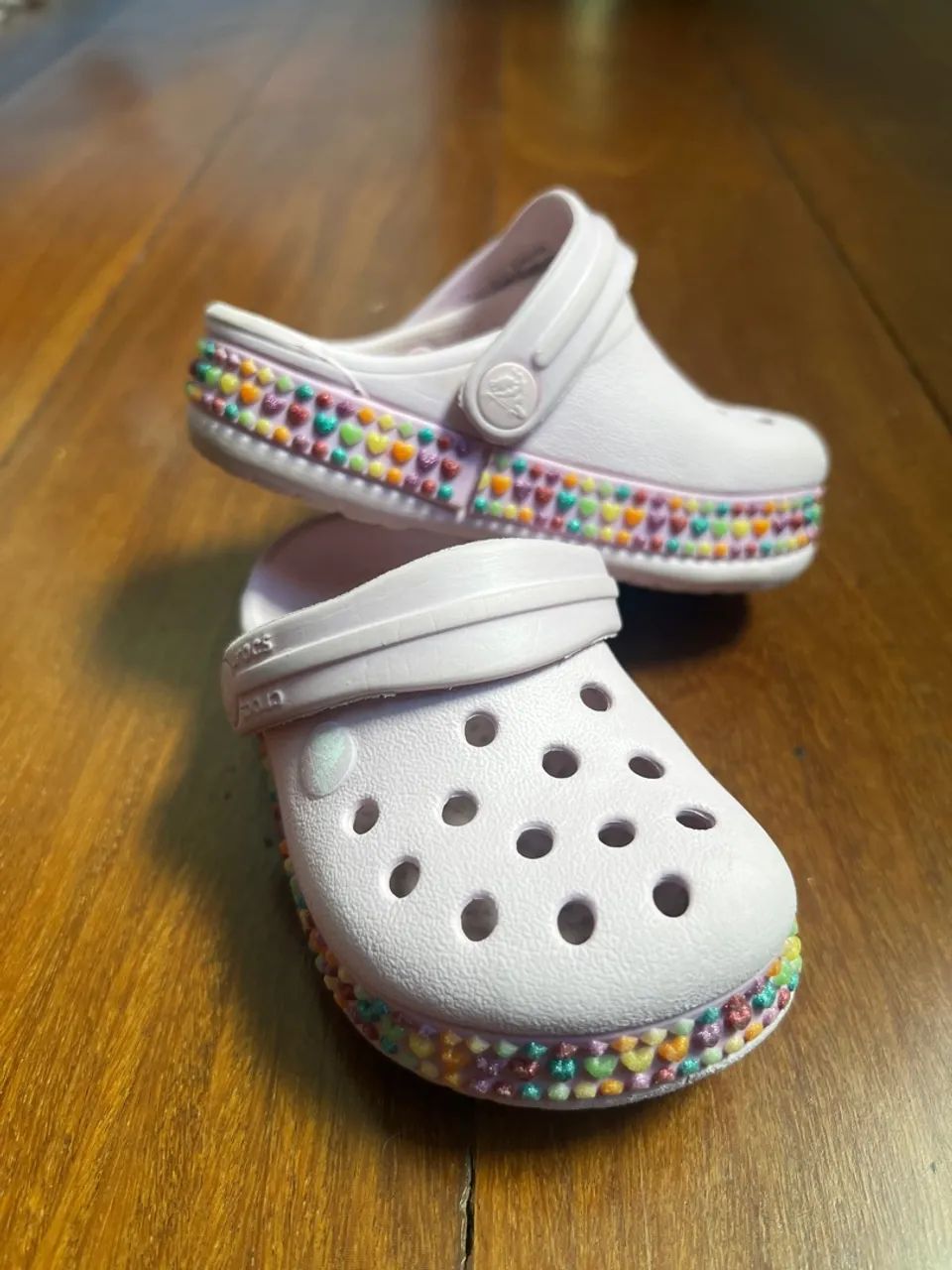 Crocs Infantil Lilás com Detalhes de Corações