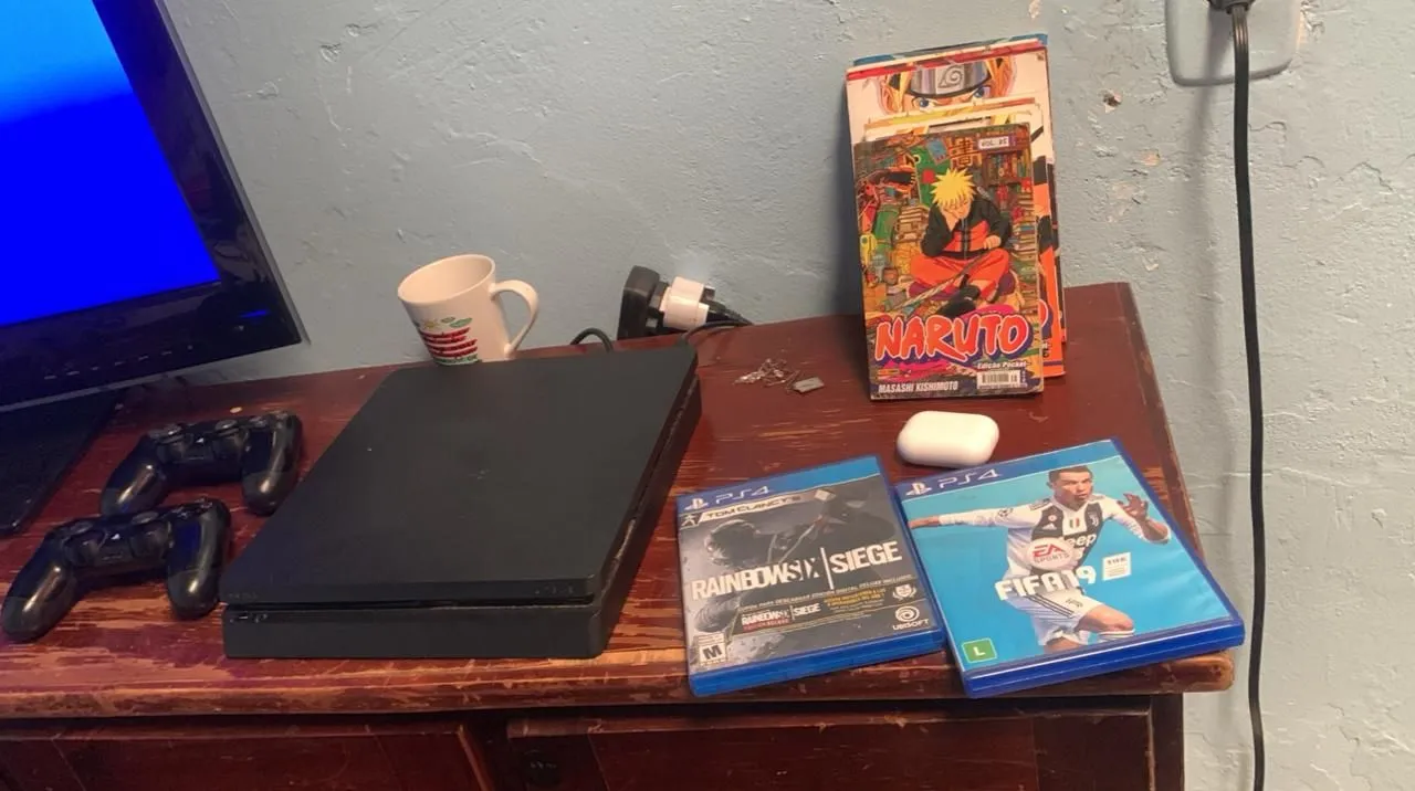 Playstation 4 com jogos e controles