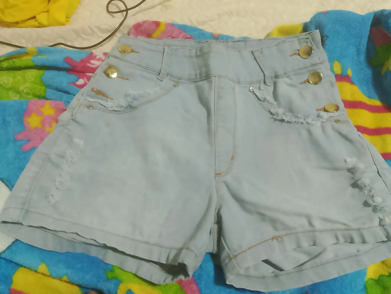 Short Jeans Claro com Detalhes 10 reais cada 