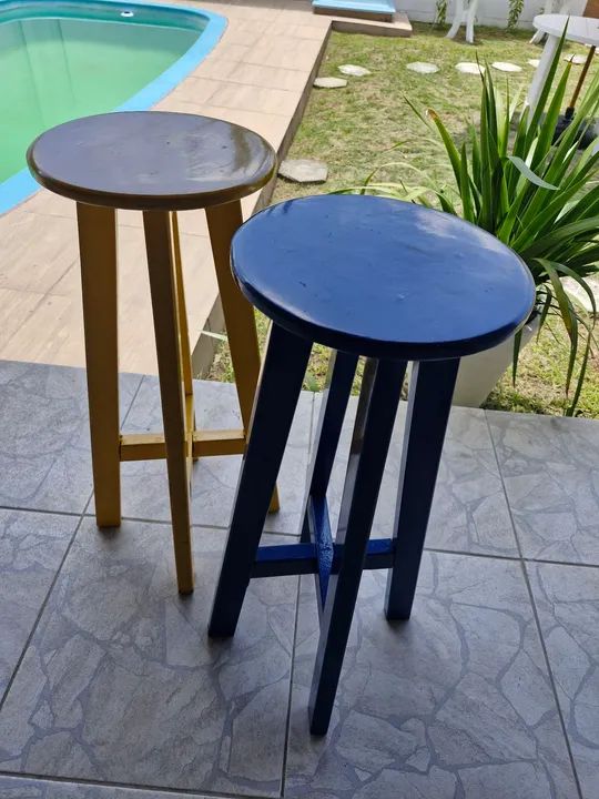 Banquetas de madeira azul e amarela - Foto 4