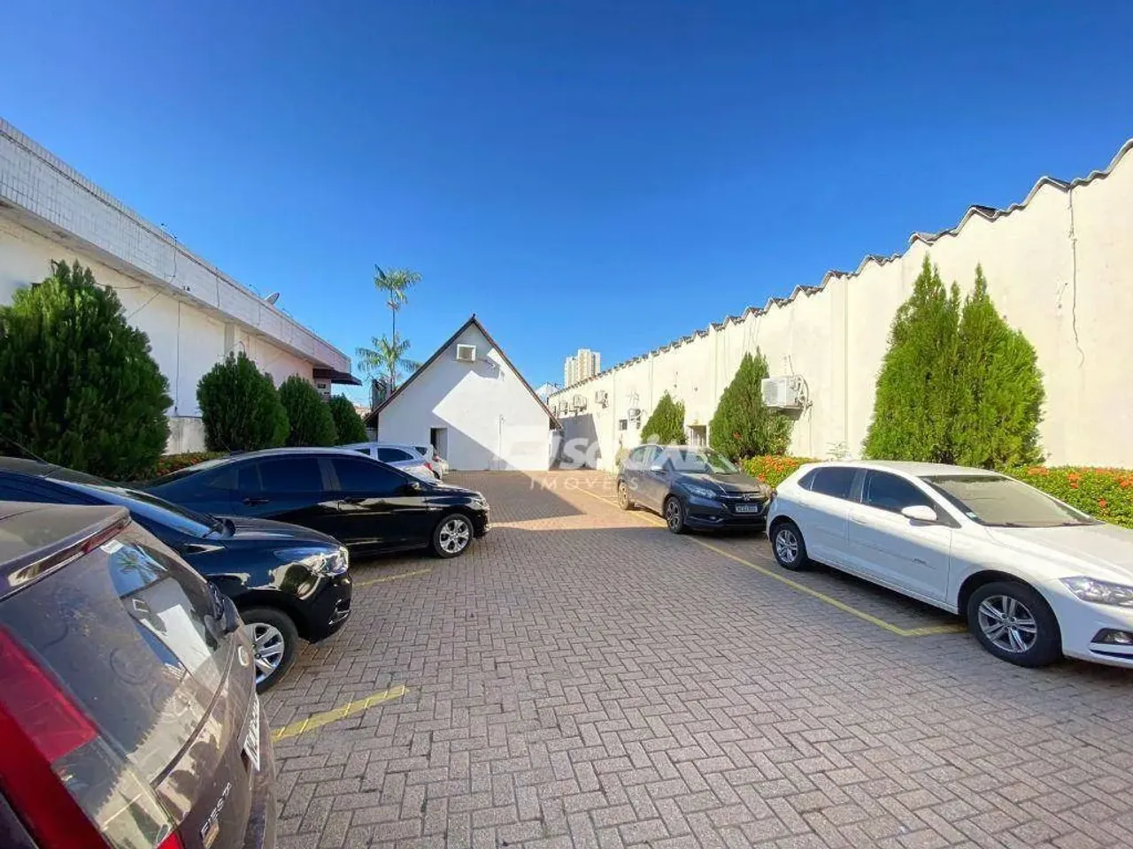 Sala ampla disponível para locação em ótima localização. Av. Carlos Gomes, B. São Cristóvã