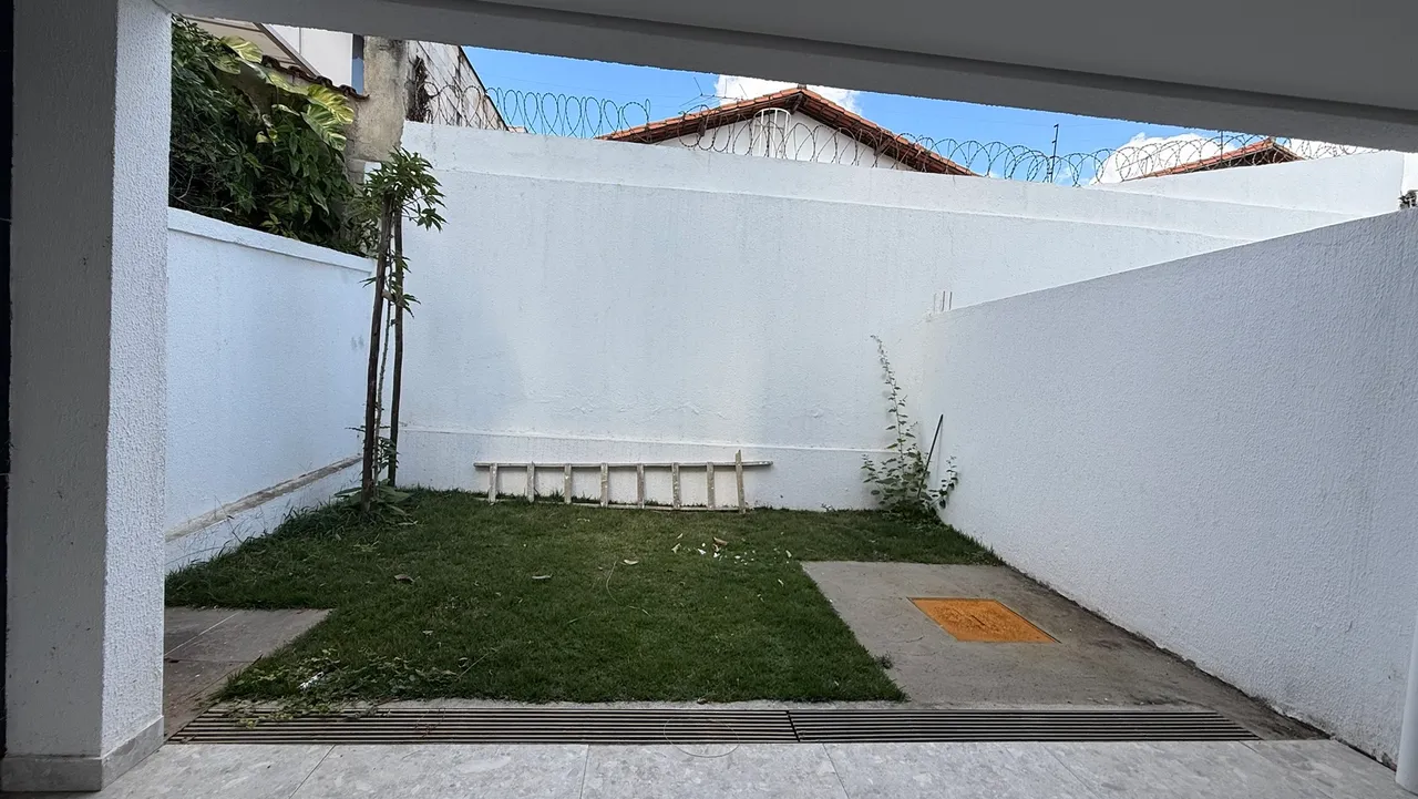 CASA MEIO LOTE INDIVIDUAL