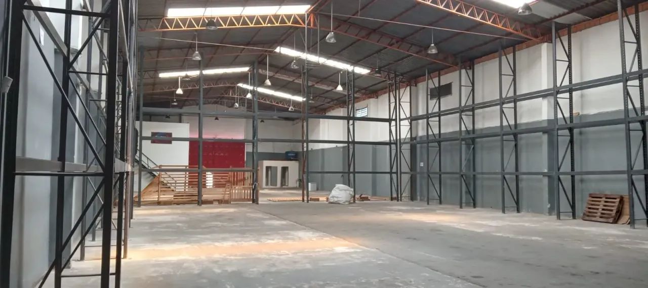 Aluga-se Galpão 1000 m² c duas frentes, Próx. Ponta Negra! - Foto 2