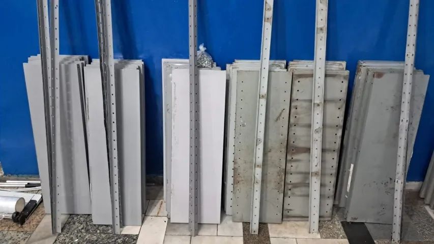 Prateleiras Estantes em aço com bandeja para Loja (Usadas em bom estado) - Foto 2