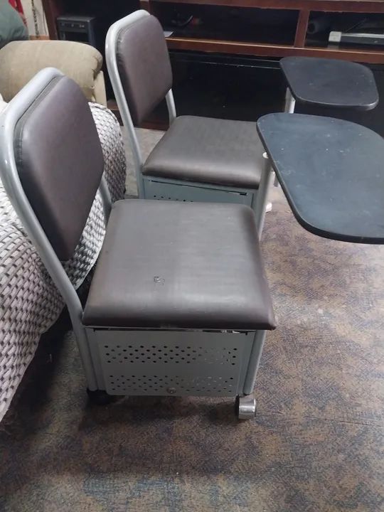 Cadeirinhas  de manicure semi novas