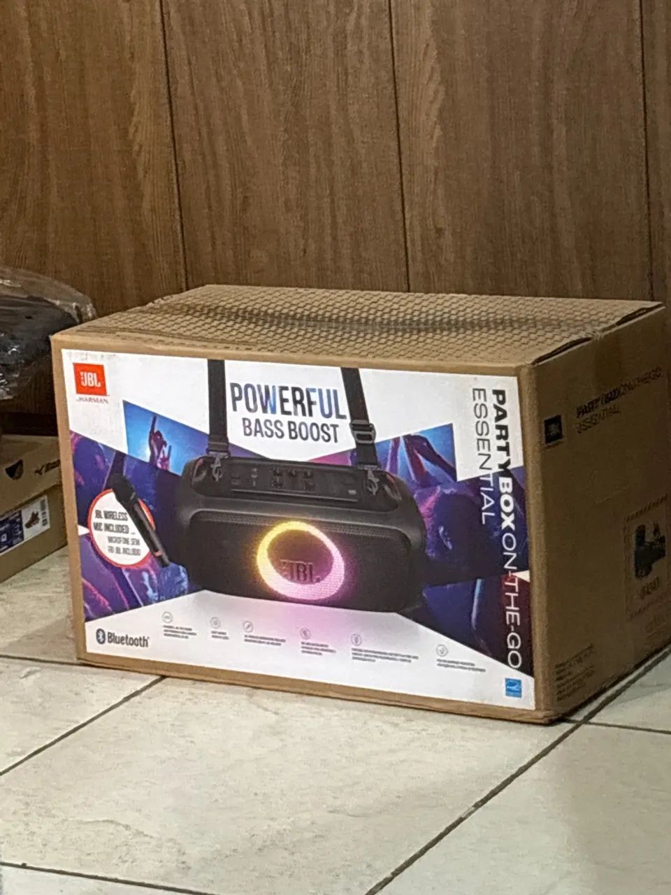 JBL PartyBox On the Go com microfone