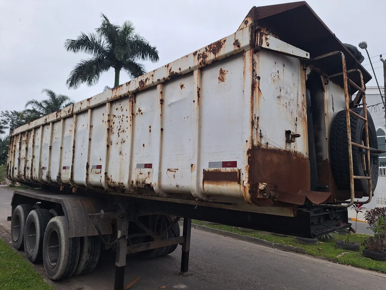 Carreta caçamba