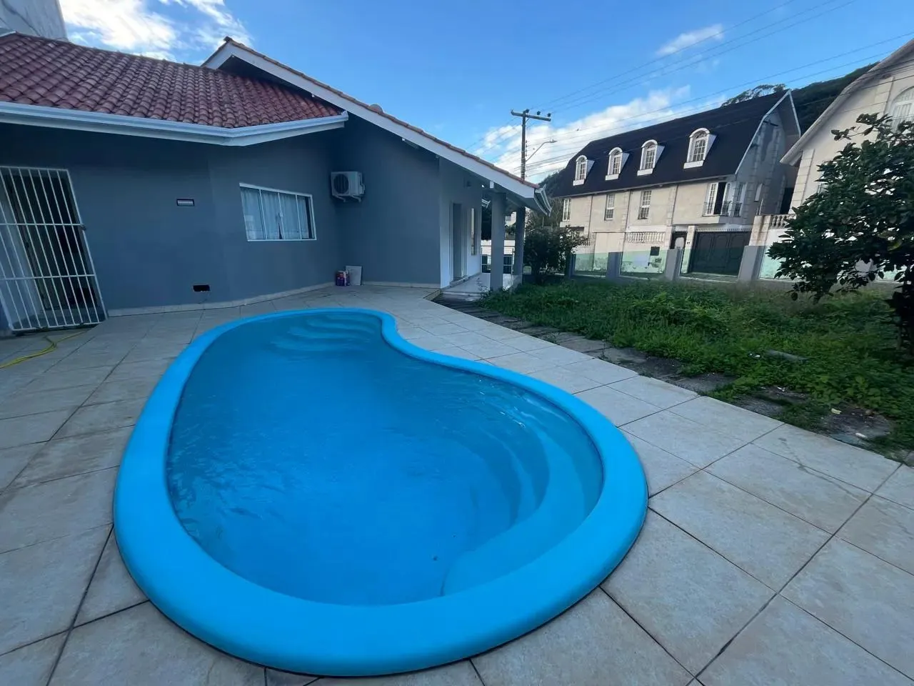 Casa de Esquina em Balneário Camboriú com Piscina, Churrasqueira e Potencial Comercial
