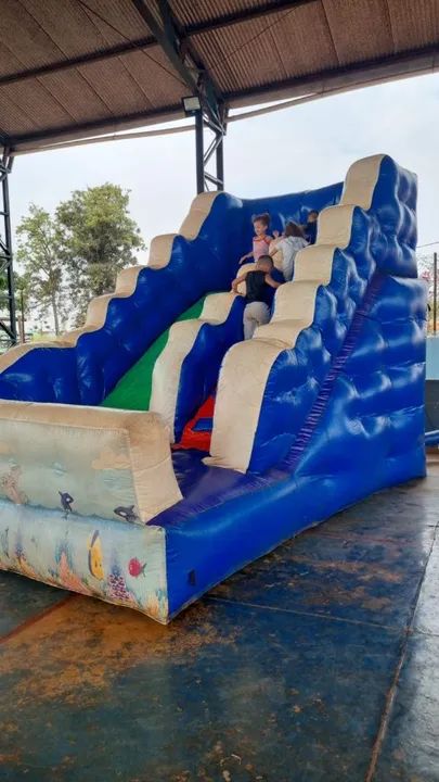 Tobogã inflável para crianças - Diversão garantida!