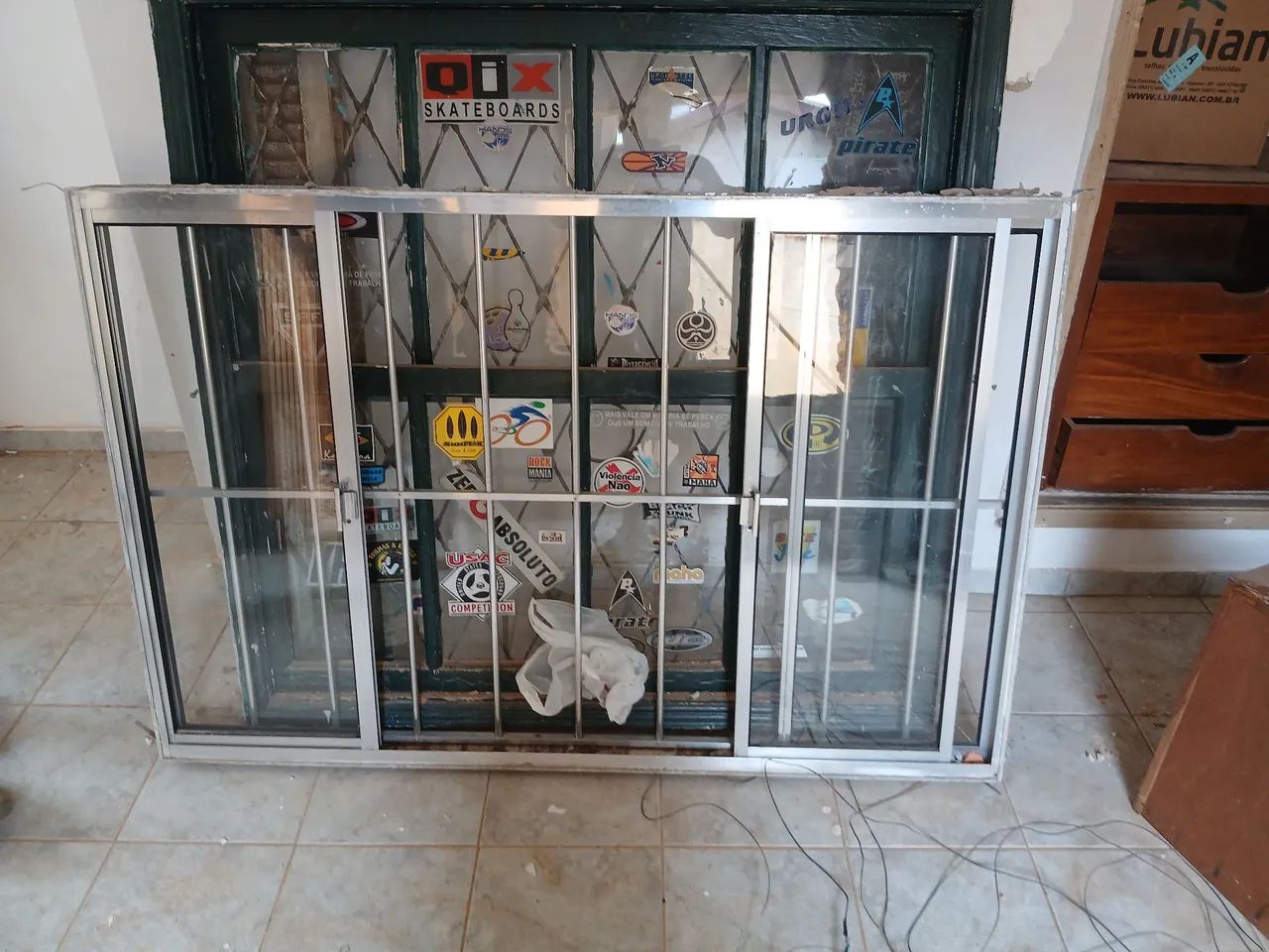 Janela de Alumínio com Grade 1,5 x 1 m - Foto 2