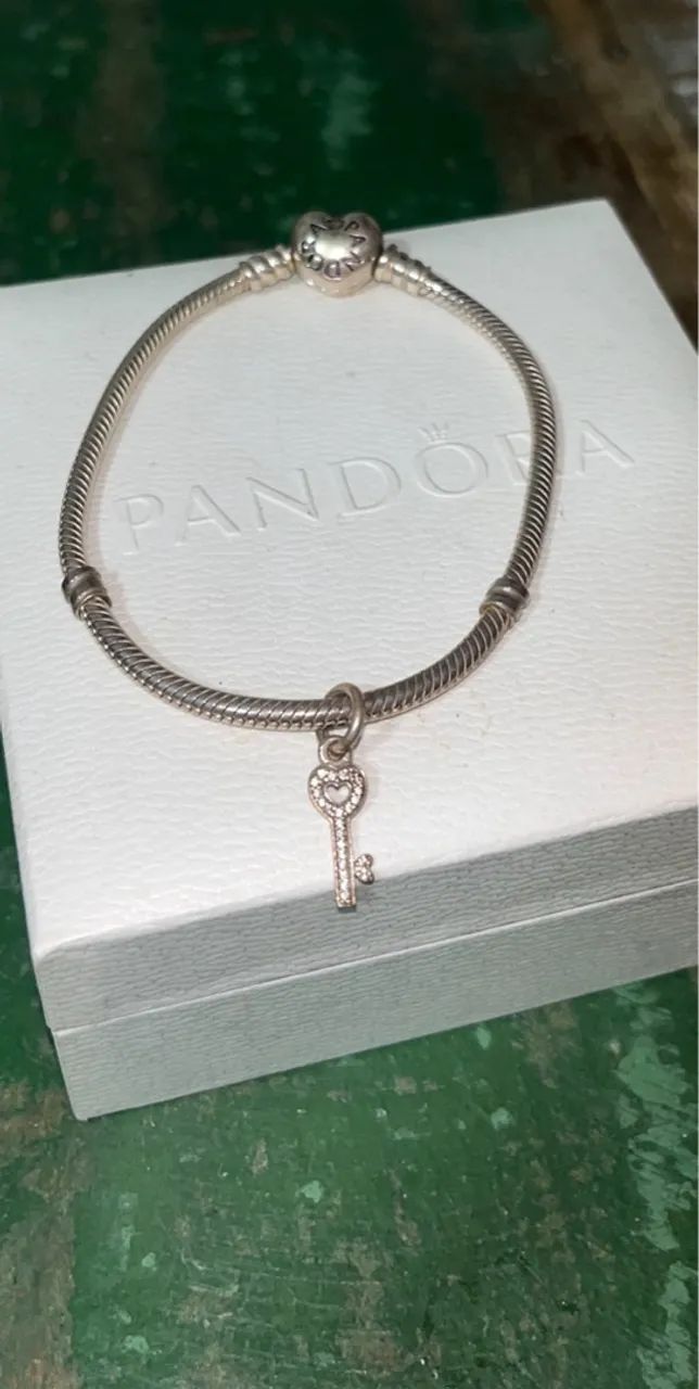 Pulseira Pandora com Pingente de Chave