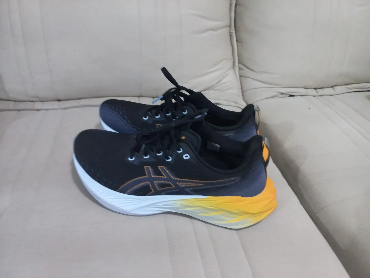Tênis Asics Gel-Kinsei Blast - Preto e Amarelo