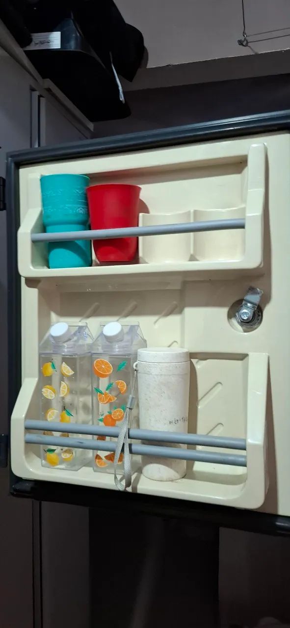 Geladeira de caminhão  interior bege