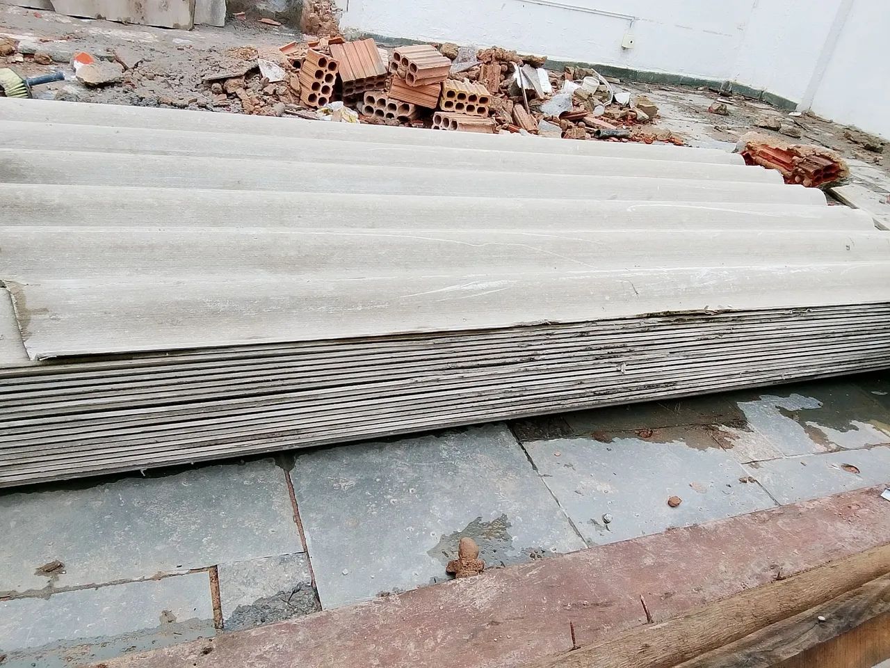 20 telhas de Brasilit, 40 caibros de 2,5 metros, 10 terças de 4 metros - Foto 2