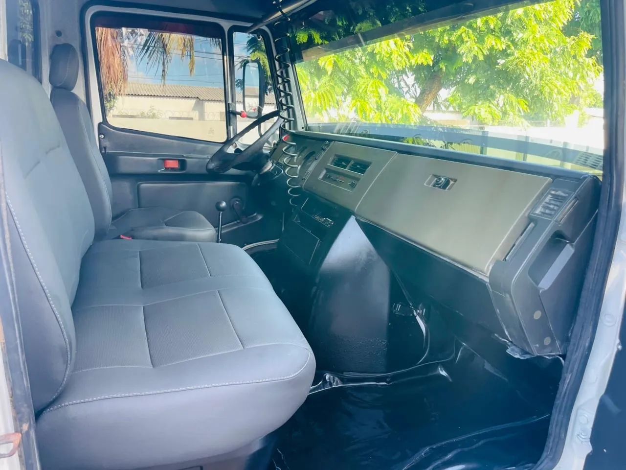 Caminhão Mercedes Benz 710 - Carga seca ano 2011 - Foto 10