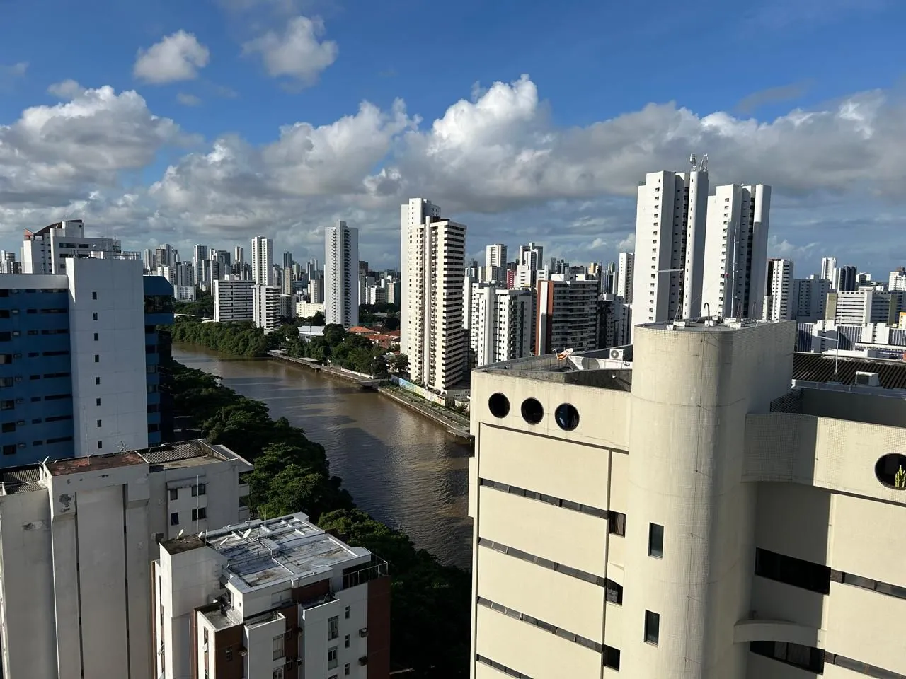 Aluga-se apartamento reformado e espaçoso na Madalena - Edf Parque Madalena