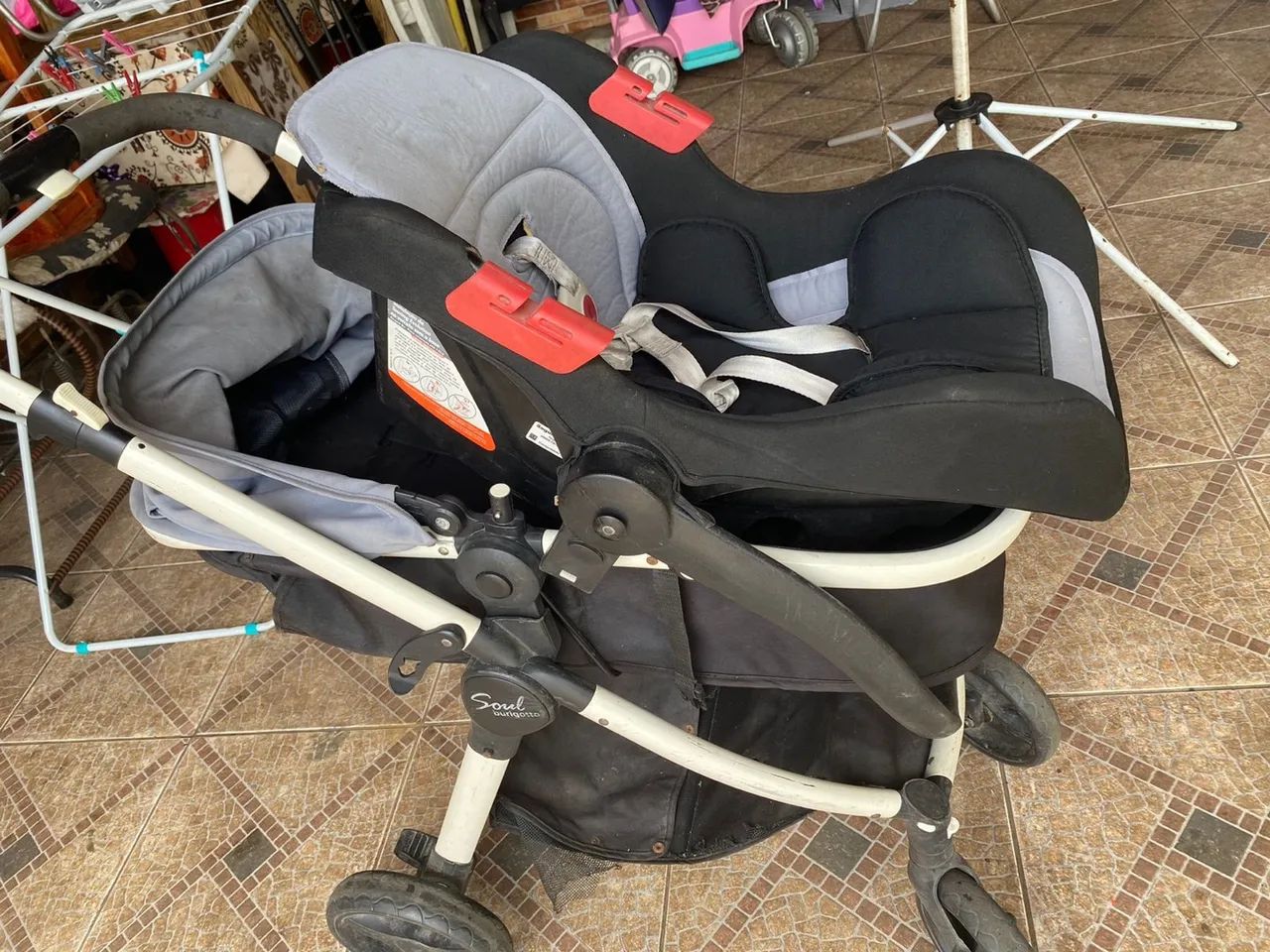 Carrinho de bebê com bebê conforto - Foto 3