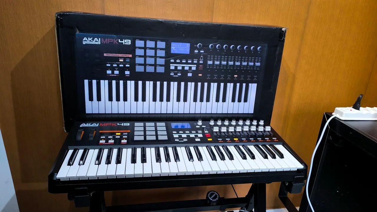 Teclado Controlador MIDI Akai MPK49 (O Mais Novo do Brasil