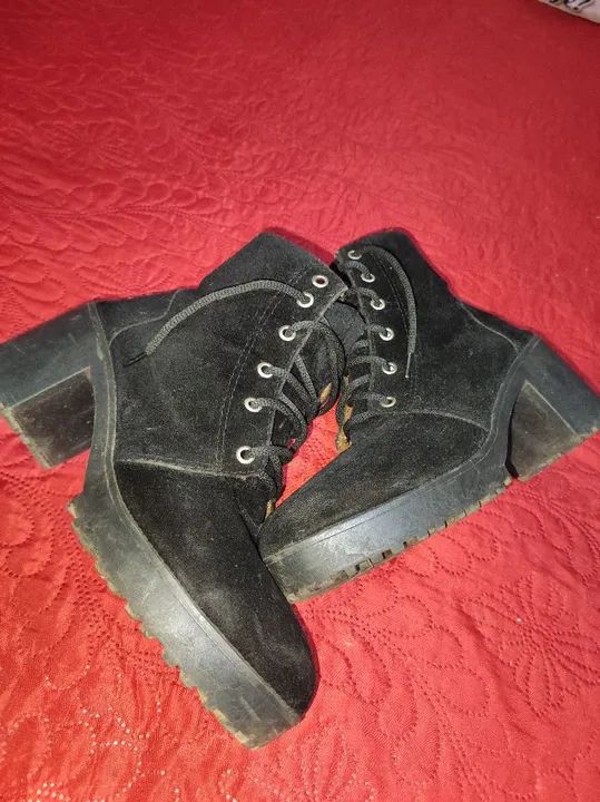 Bota em camursa preta 