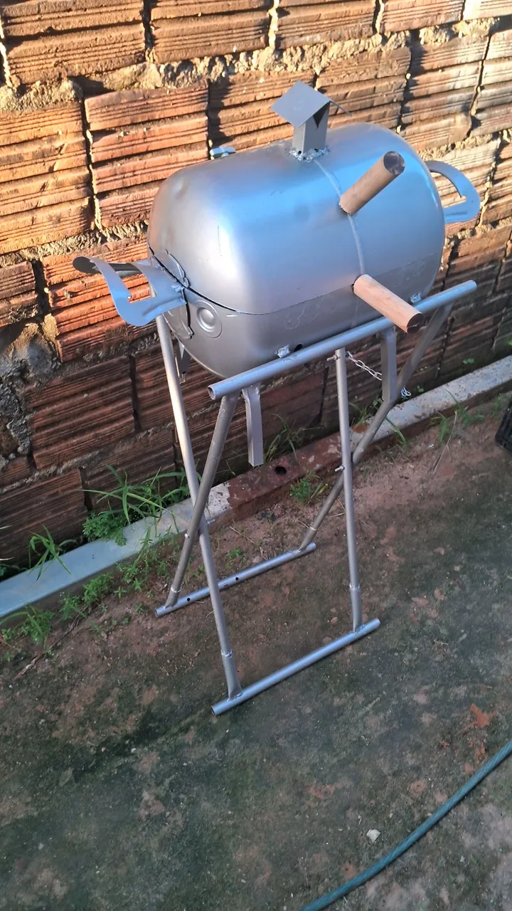 Churrasqueira no bafo em aço com base