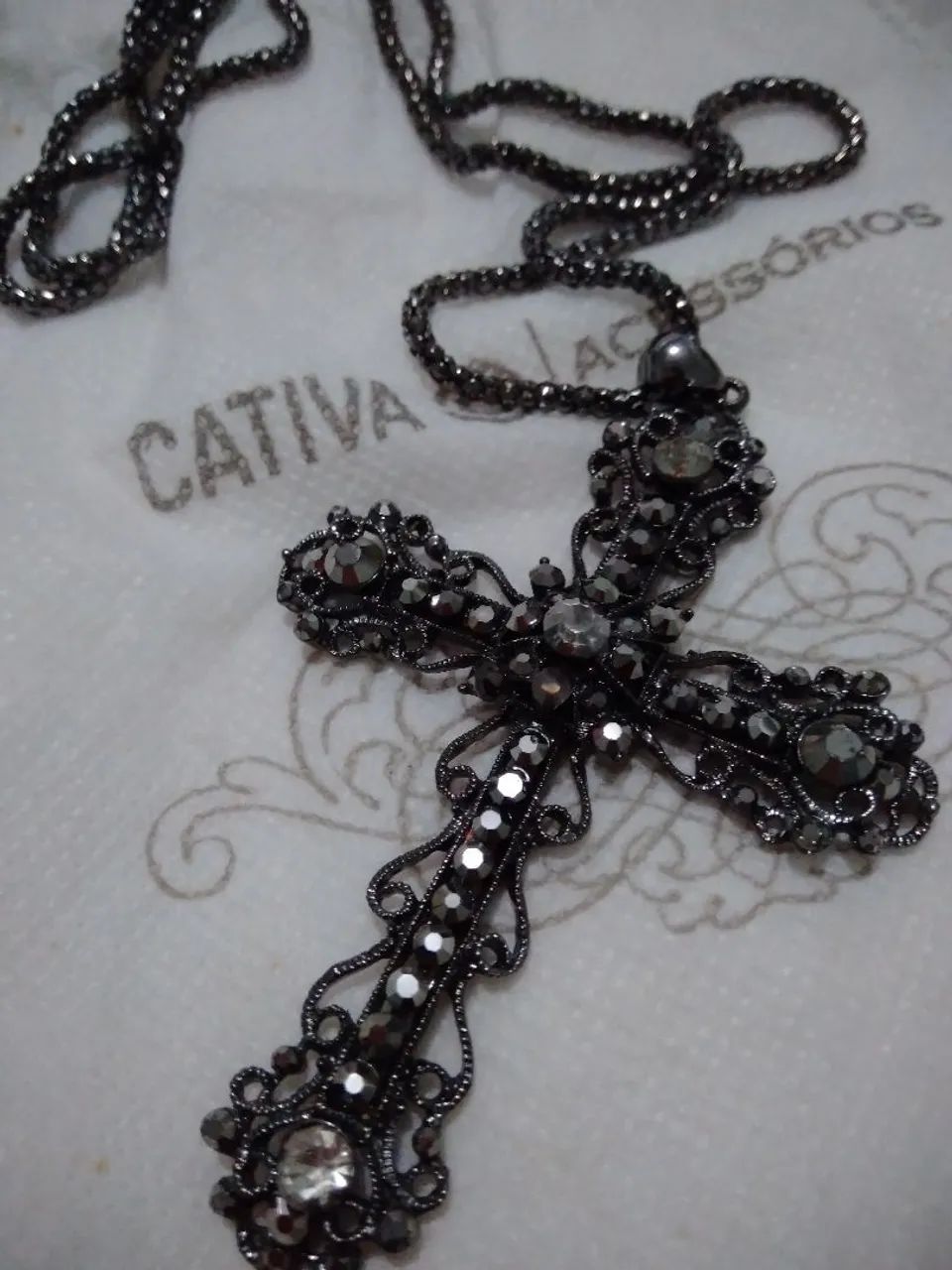 Colar Crucifixo Strass Cativa Acessórios