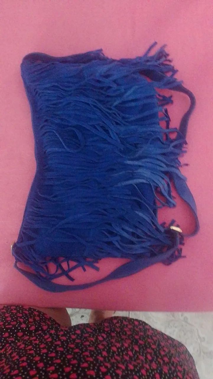 Bolsa tiracolo de couro com franjas 