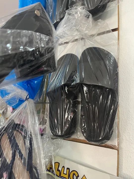 Chinelos pretos novos