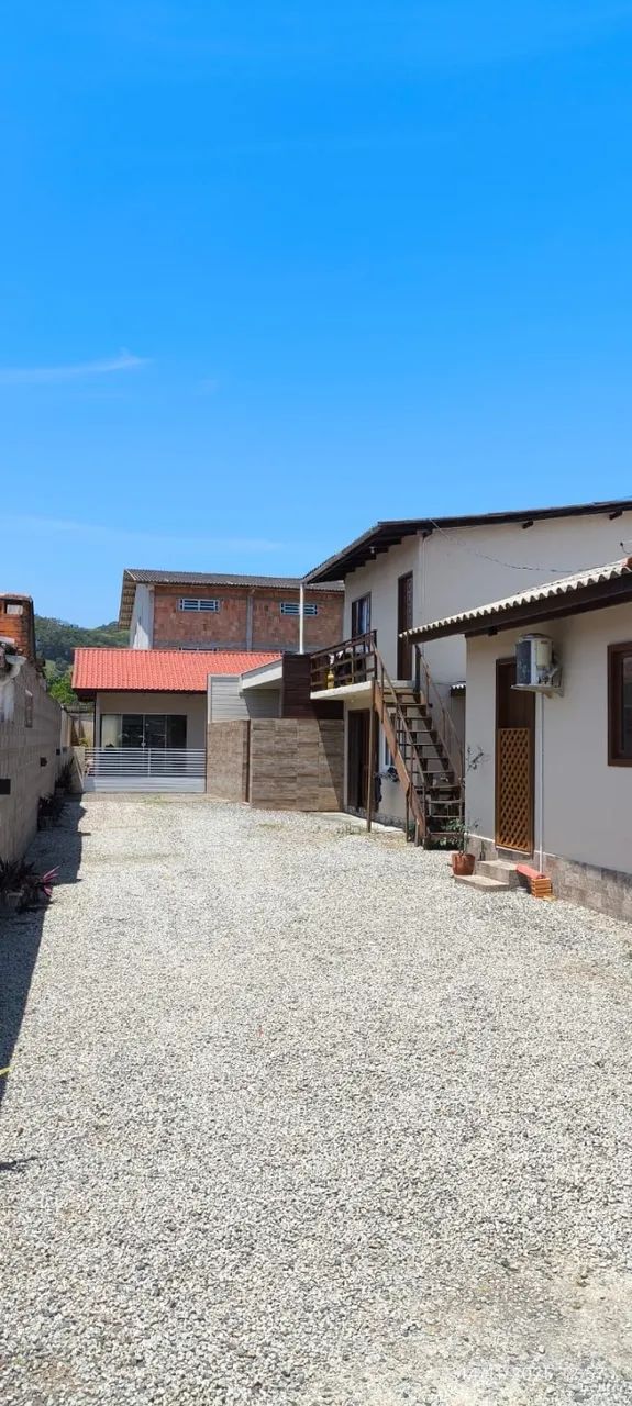 Terreno com 846,40m² com casas no Campeche.