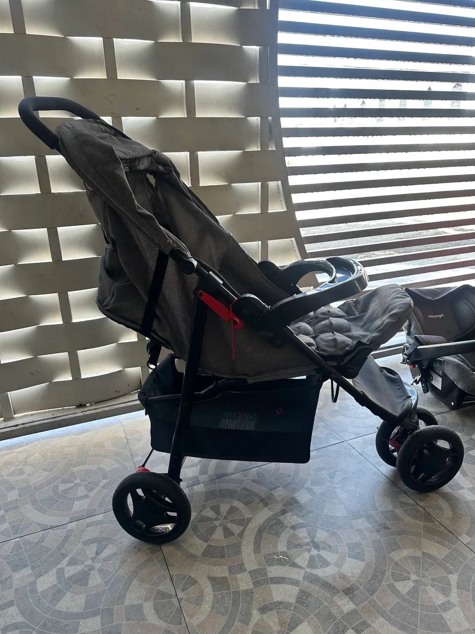 Carrinho de bebê Cosco com bebê conforto  - Foto 4